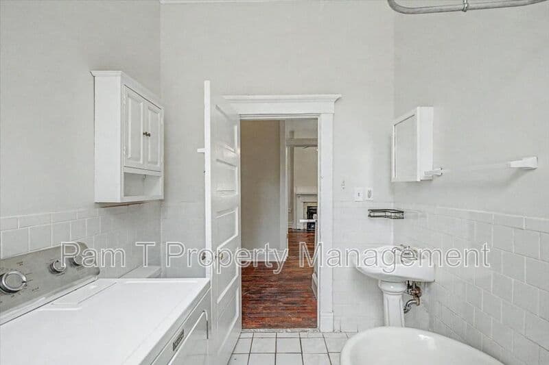 Savannah House: 512 E Waldburg Lane