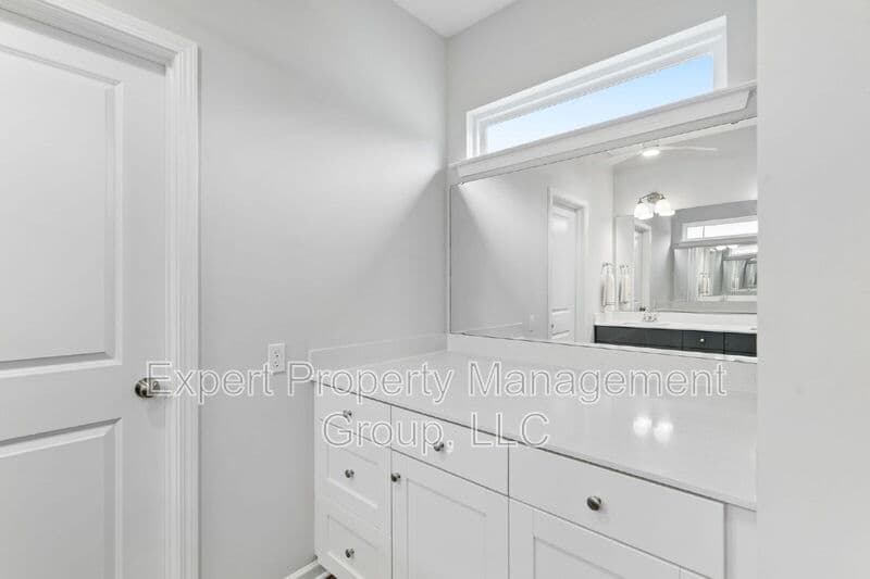 Four Oaks House: 482 Olivia Crossing Court