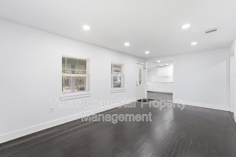 Houston House: 2281 Des Jardines St