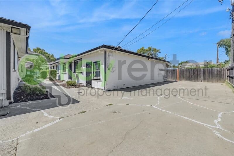Sacramento House: 1071 Santiago Ave