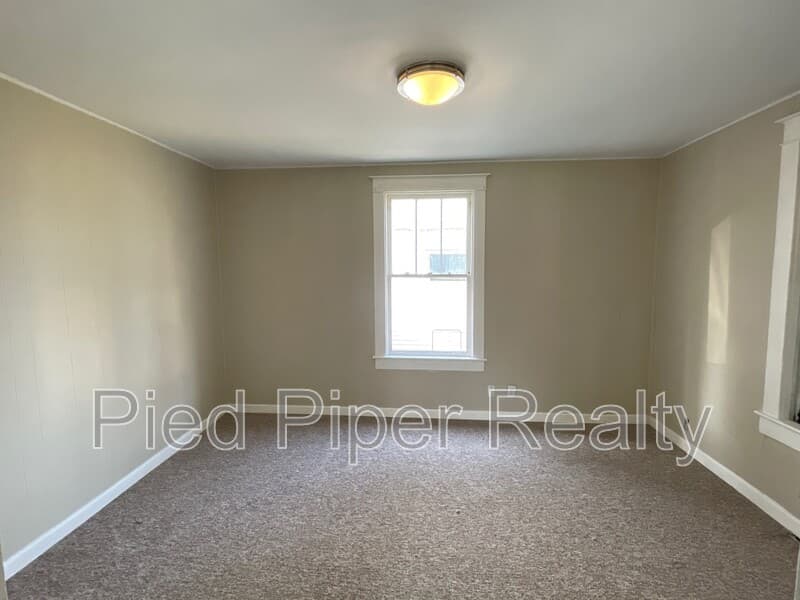 Freeport House: 1254 S Chicago Ave