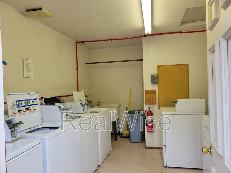Grants Pass Condo: 832 NE D St