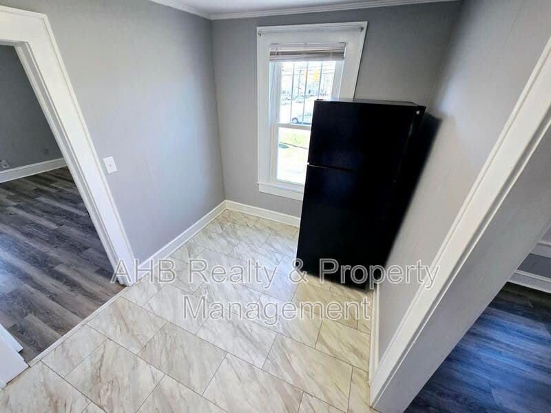 Burlington House: 426 S. Beaumont Ave-C