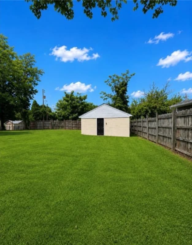Richmond House: 2508 Robert Moore Cir