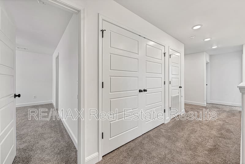 Centerton House: 2011 Wildflower Dr