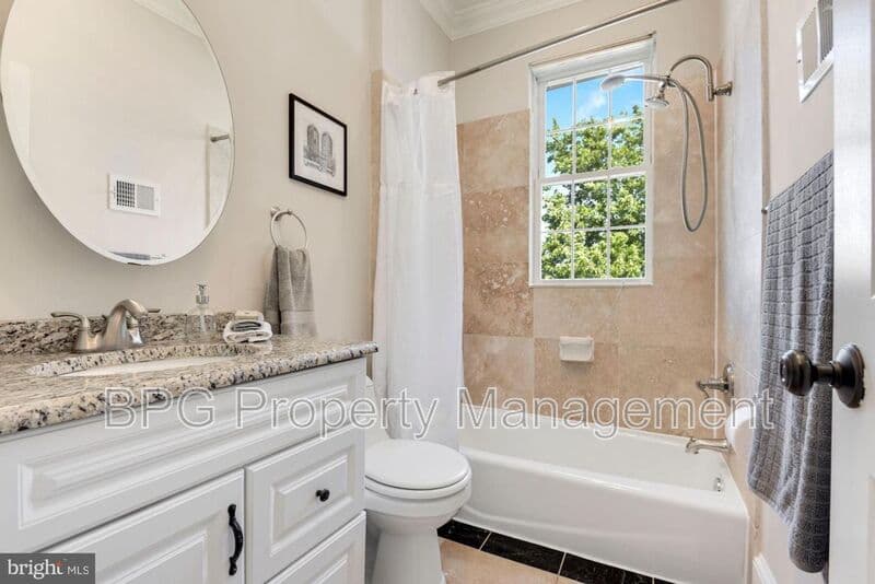 Washington House: 431 Manor PL NW