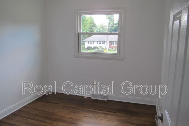 Albany House: 18 Ethel Dr