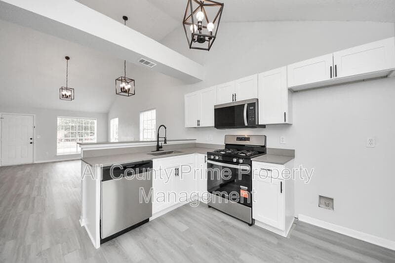 Houston House: 5546 Santrey Drive