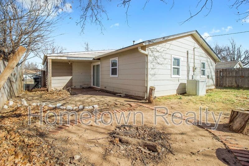 Edmond House: 208 W 5th Street