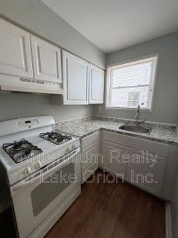 Pontiac House: 650 Lebaron Ave