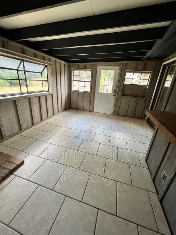 Warner Robins House: 116 Lake Front Drive