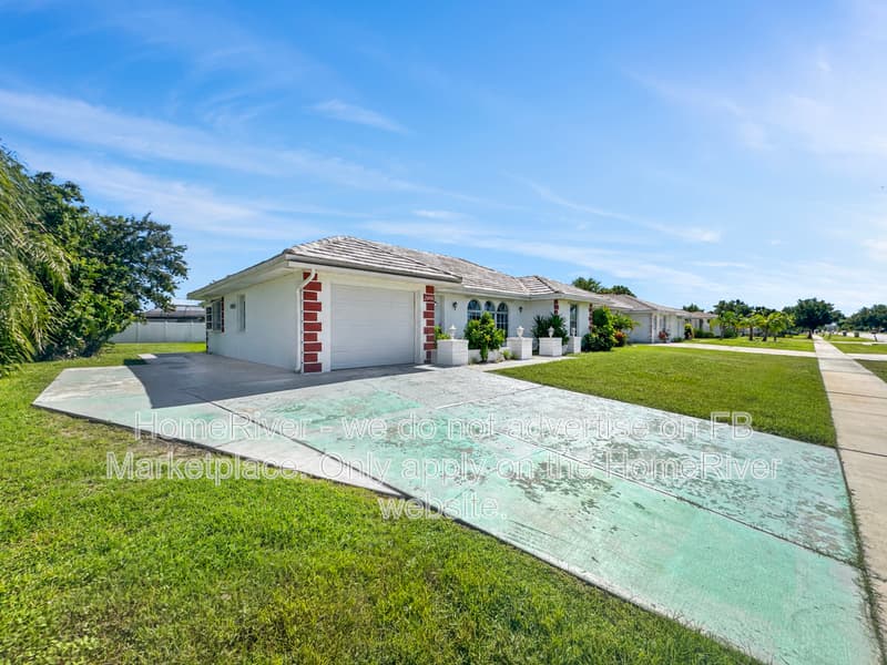 Port Charlotte House: 2496 Beacon Dr