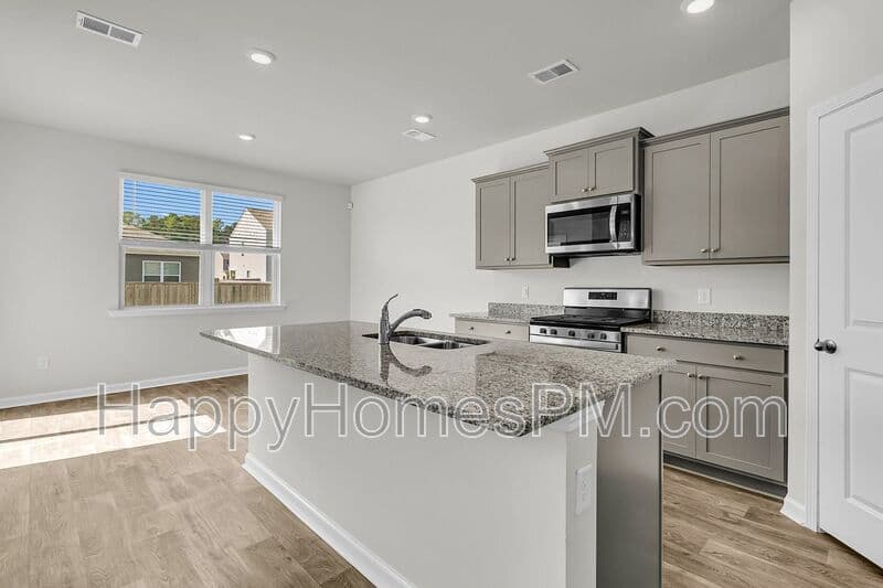Summerville House: 509 Red Twig Rd
