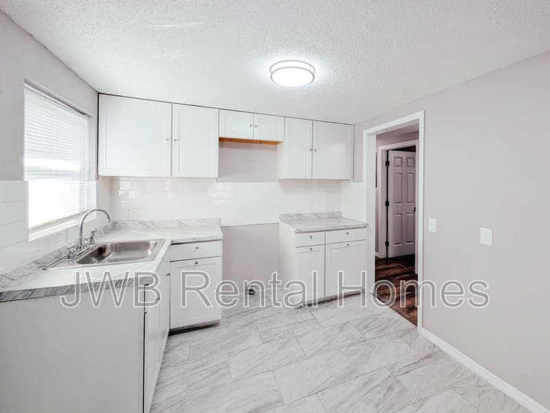 Jacksonville House: 1424 13th St W