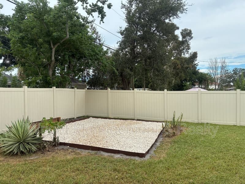 St. Petersburg House: 8330 Waverly Road North