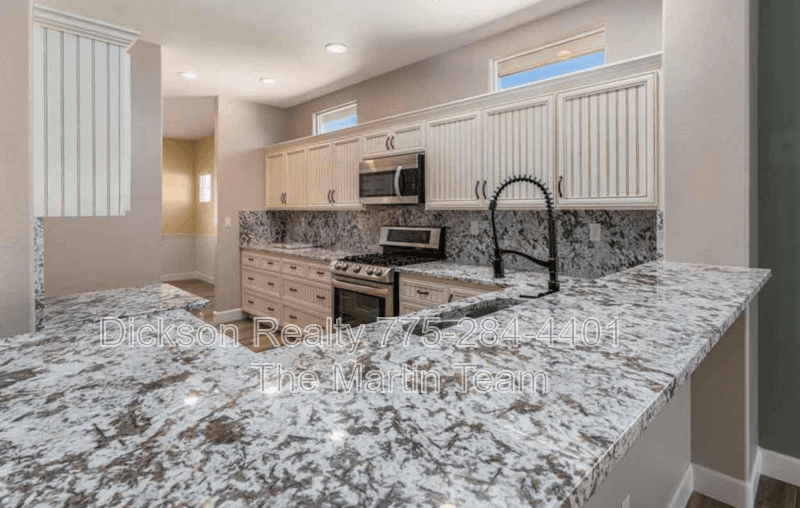 Fernley House: 971 Iris Lane