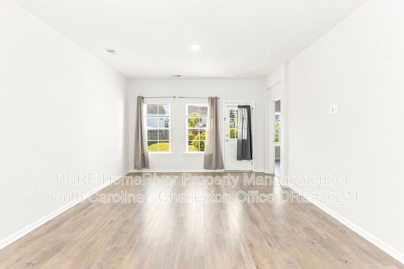 Goose Creek House: 105 Sequoia Ln