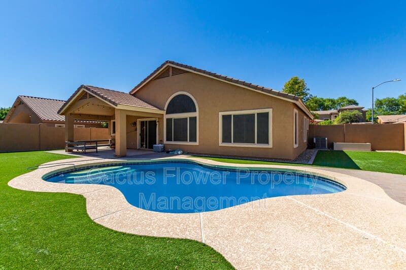 Glendale House: 21295 N 69th Ave