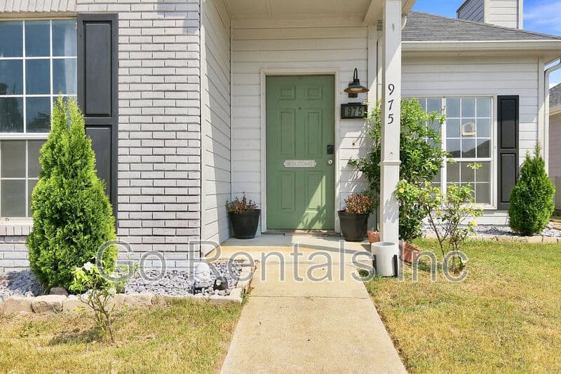 Calera House: 975 McAllister Drive