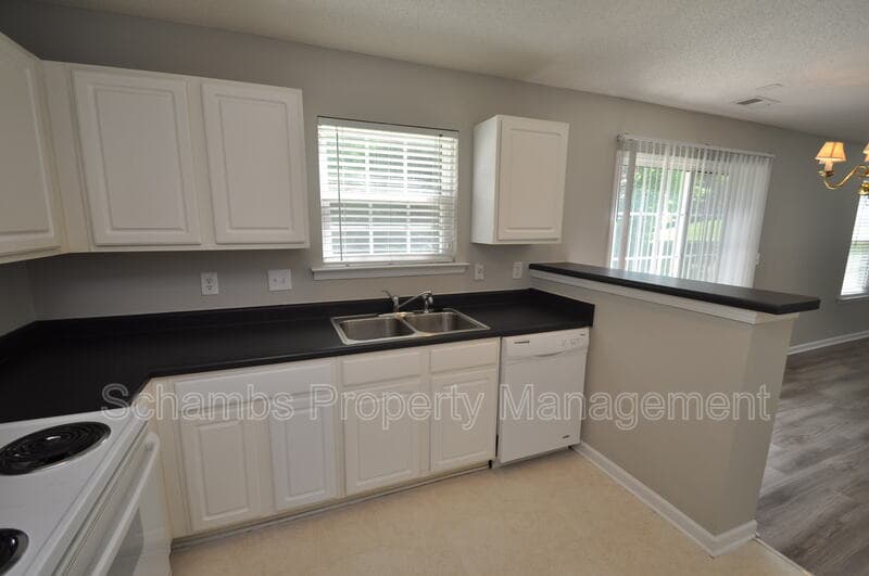 Raleigh House: 5909 Rivercliff Ct