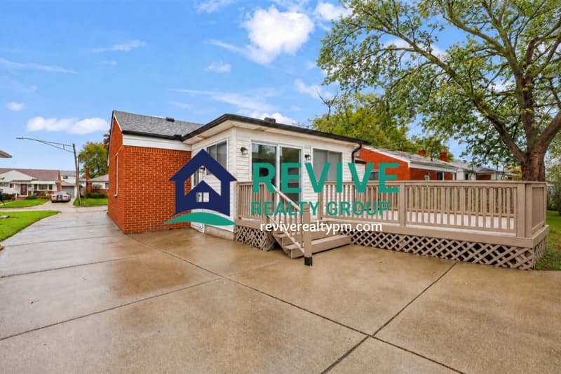 Roseville House: 28059 Floral Street