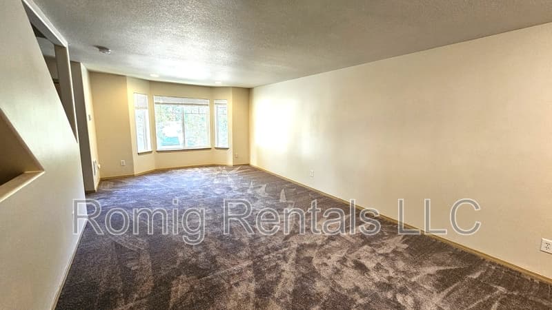 Vancouver House: 4484 Northeast Nicholson Loop
