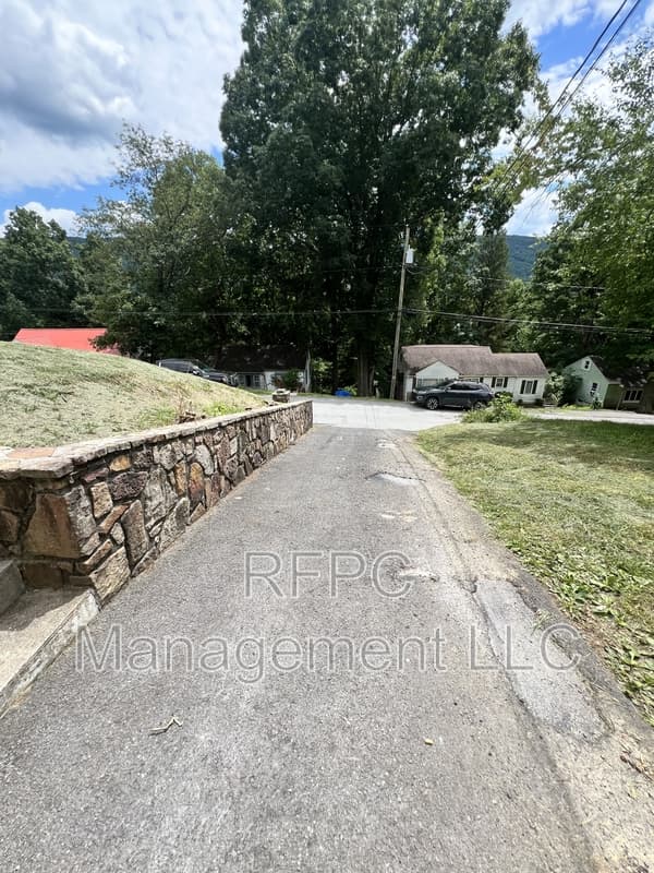 Bluefield House: 1219 East Drive
