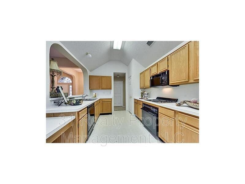 Arlington House: 214 E Lynn Creek Dr