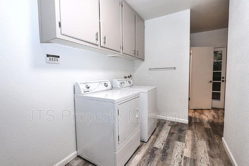 Fair Oaks House: 8520 Emperor Drive