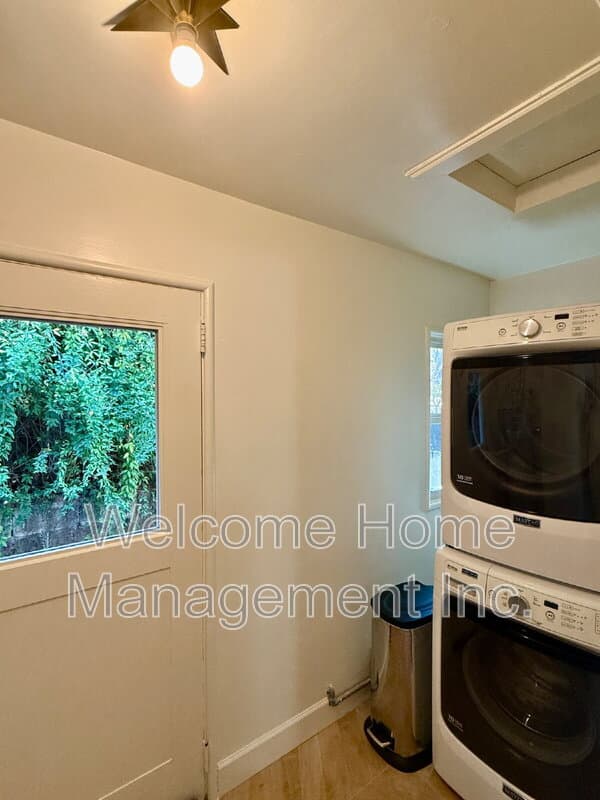 Oakland House: 5810 Estates Drive