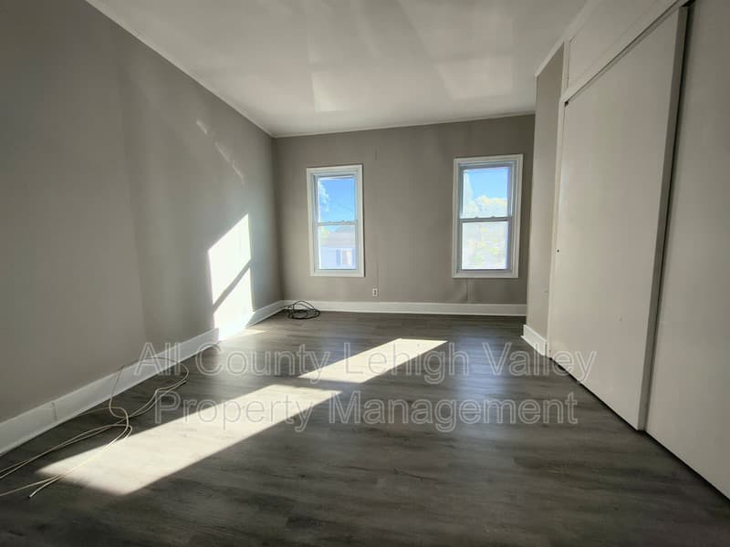 Easton House: 50 N 7th St