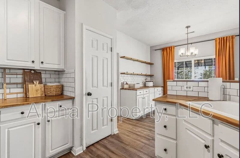 Easley House: 216 Edenberry Way