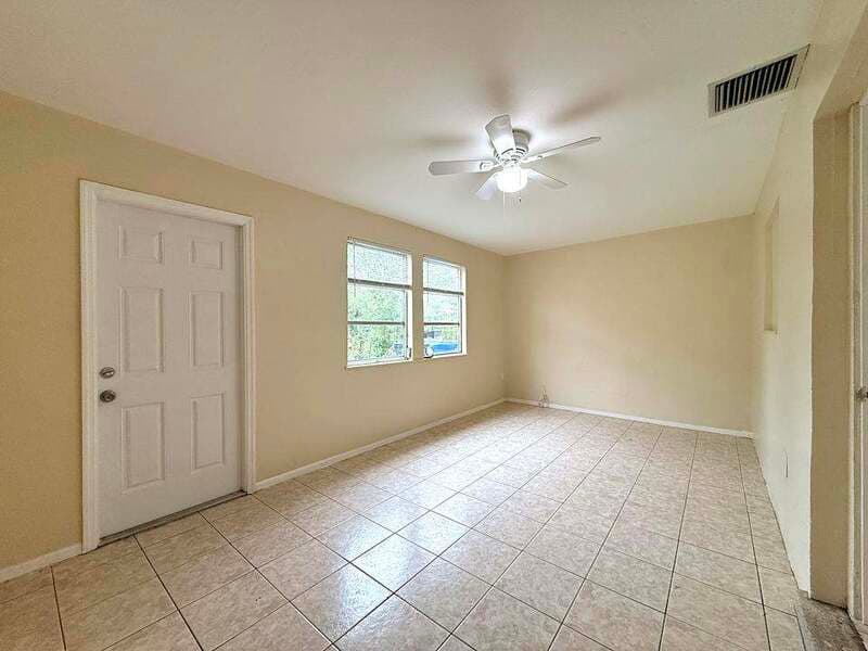 Fort Myers House: 2985 Saint Charles Street