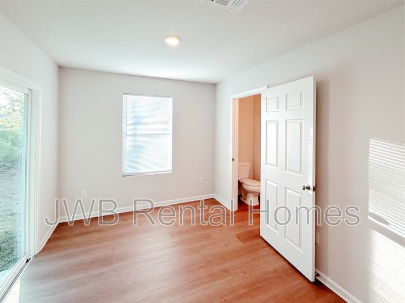 Jacksonville House: 2048 6th St W