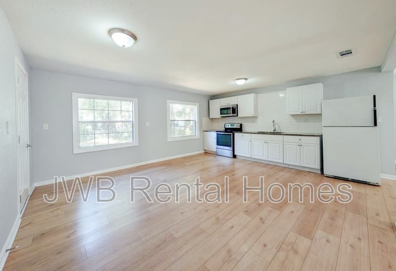 Jacksonville House: 7114 Bloxham Ave