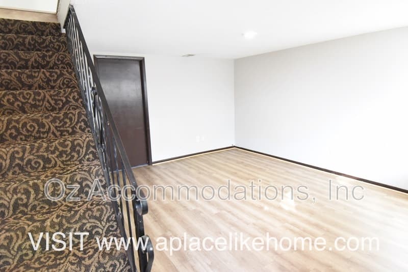 Lee's Summit House: 1214 SE 3rd Ter, Apt B