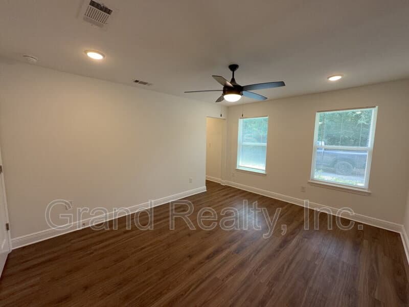 Milton Condo: 5098 Susan Street