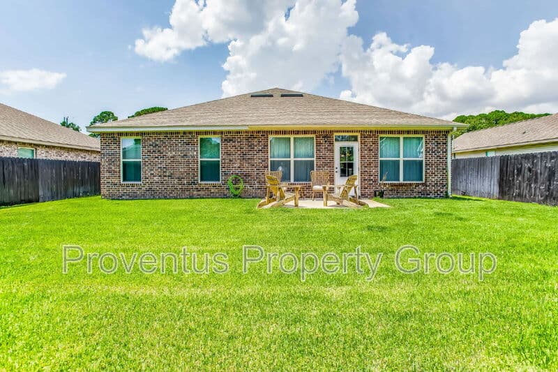 Mary Esther House: 215 Green Dr