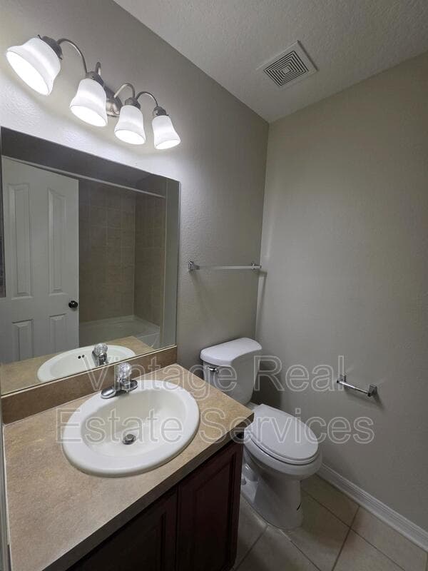 Tampa House: 8110 Silent Creek Dr