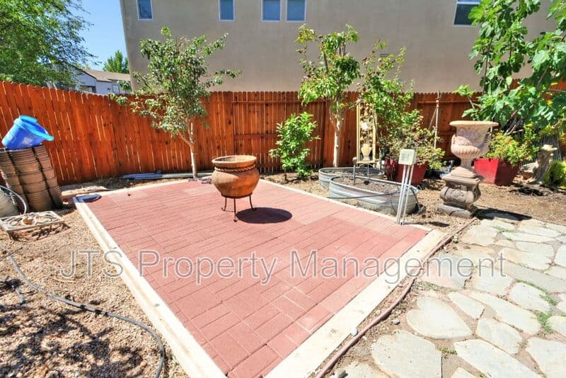 Fair Oaks House: 4988 Amina Fair Way