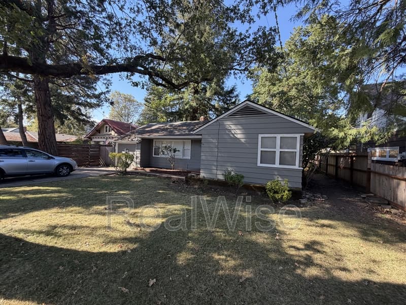 Grants Pass House: 1324 NW Washington Blvd