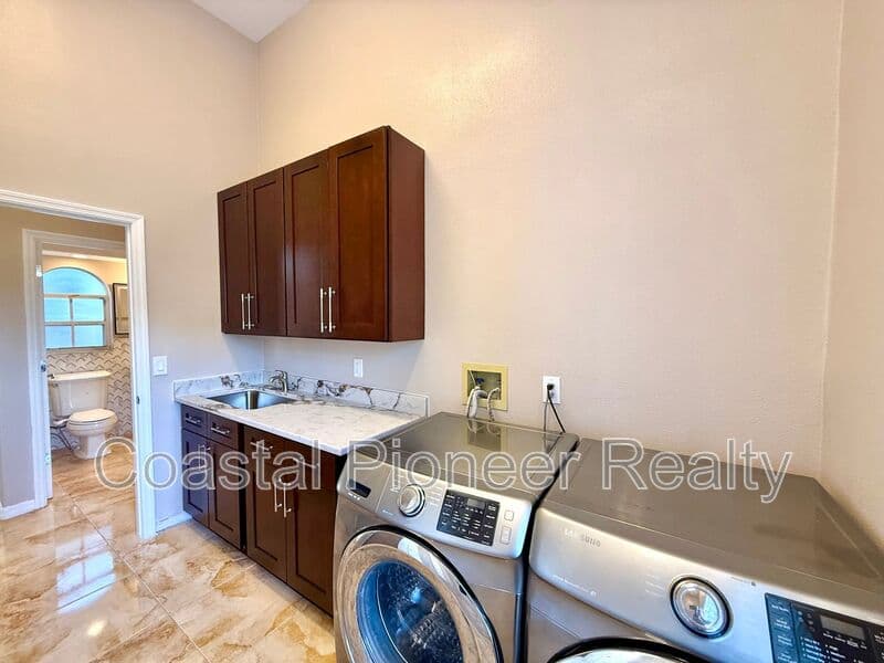 Largo House: 10334 Longwood Dr
