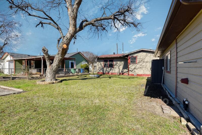 San Antonio House: 1322 W Malone Ave