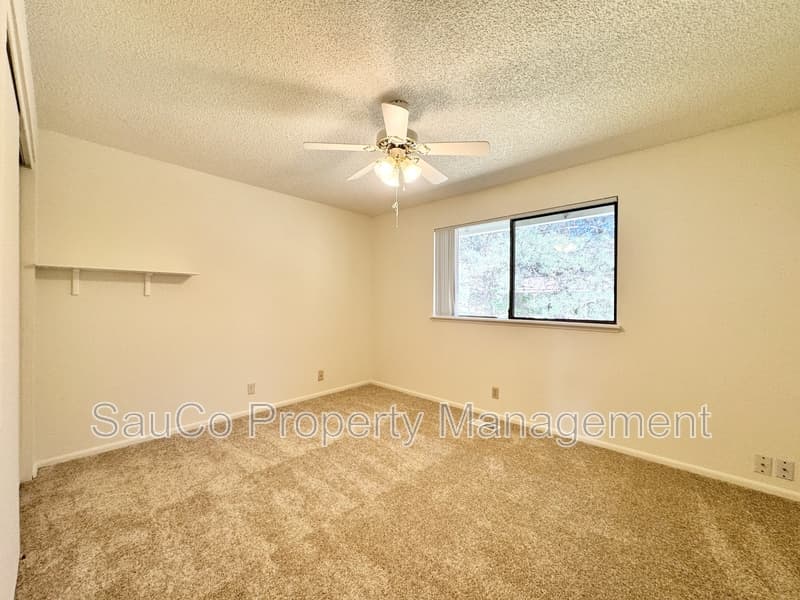 Hillsboro House: 1958 Northeast Darby Street