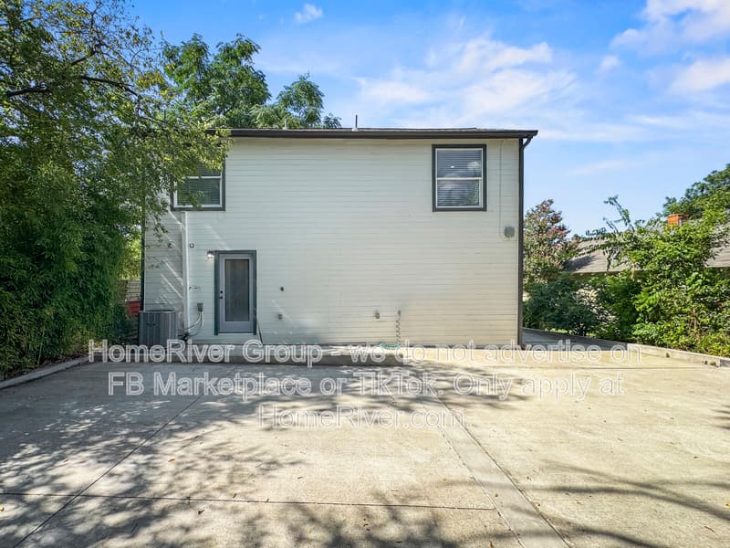 Dallas House: 1124 E 11th St