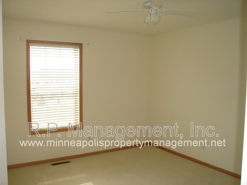 Apple Valley Townhome: 15220 Florist Cir