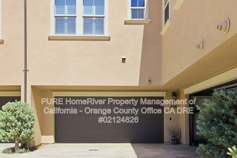 Lake Forest House: 208 El Paseo