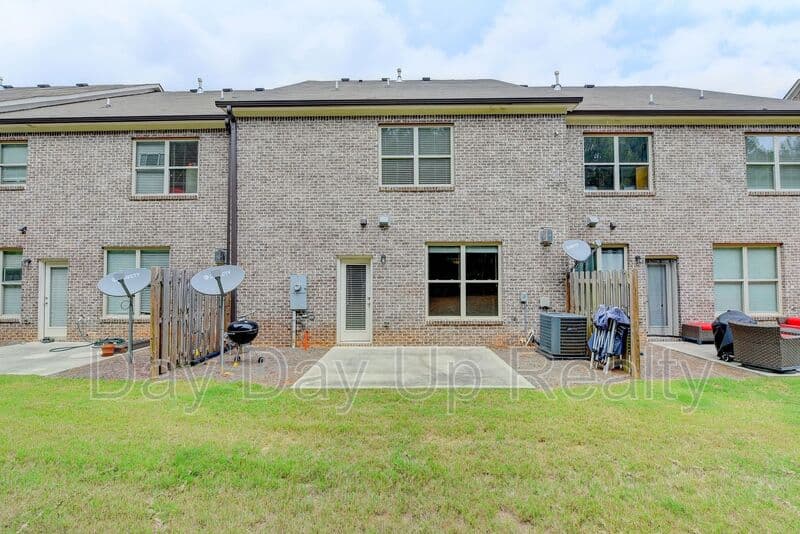 Suwanee House: 5605 Bright Cross Way