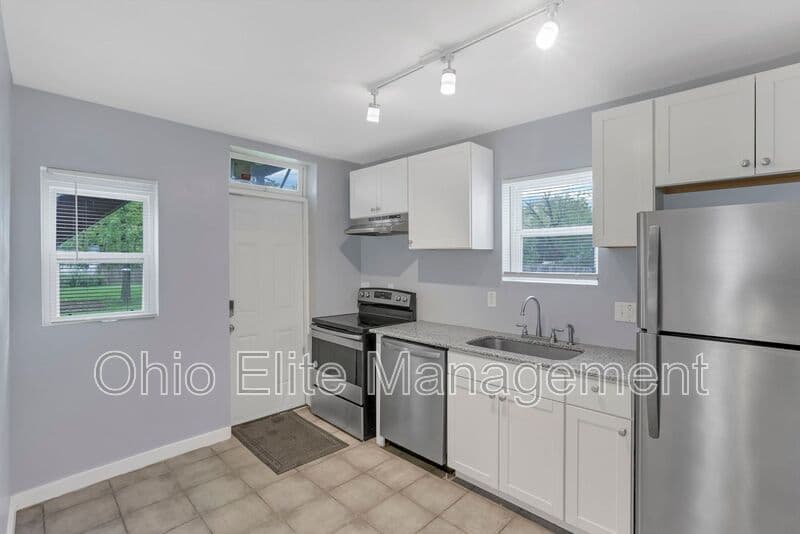 Columbus House: 1092 Oakwood Ave