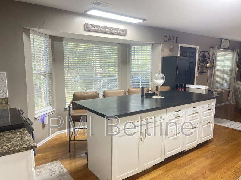 South Fulton House: 5825 Old Carriage Drive